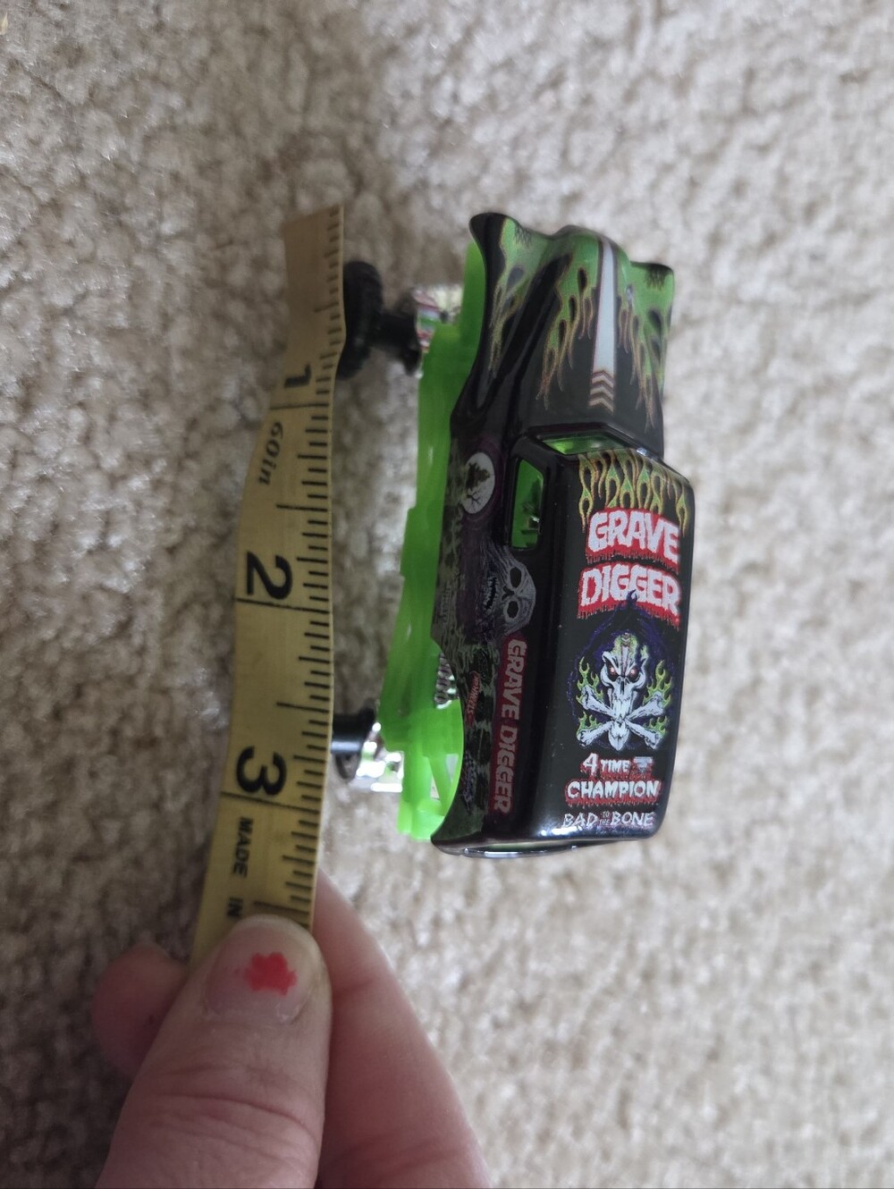 Monster Jam Grave Digger: 4 Time Champion 2019 Silver Chrome - Glow In The Dark - Picture 4 of 16